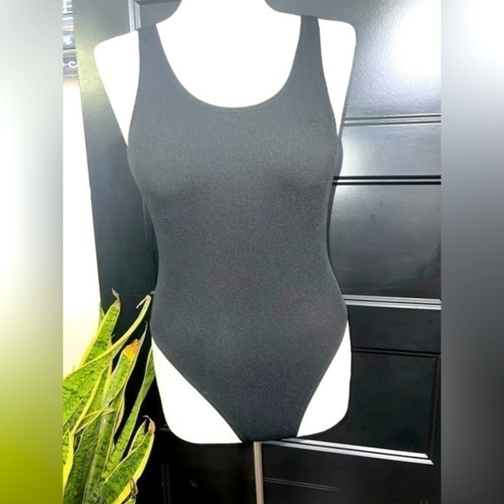 UEC BLACK BACKLESS SHELF BRA REMOVABLE BREAST PADS RIBBED BODYSUIT TANK SZ L